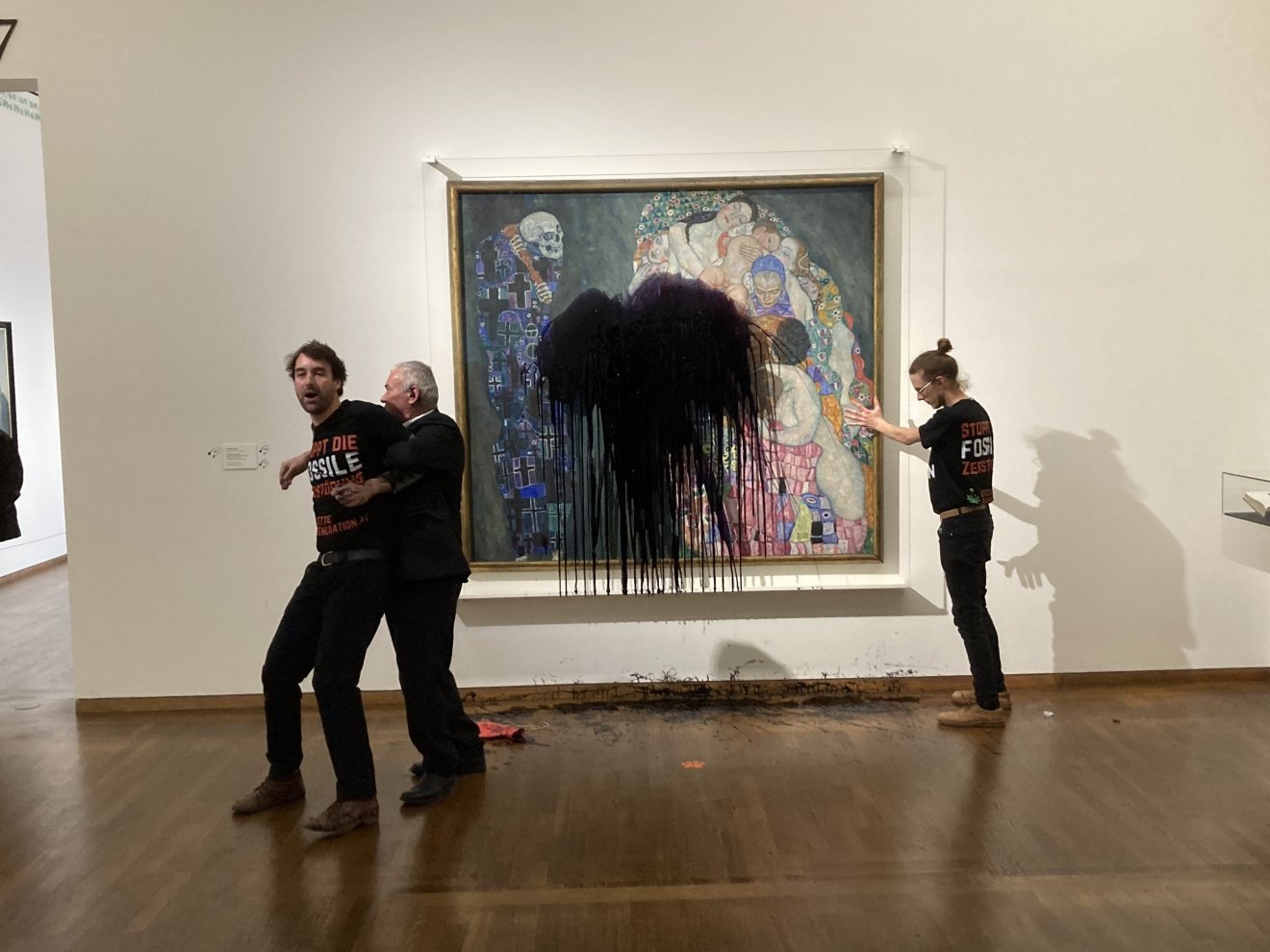 Gustav Klimt festményét fekete olajjal öntötték le klímaaktivisták a bécsi Leopold Múzeumban •  Fotó: Letzte Generation Österreich