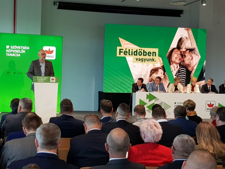 Bár számos tervéről le kellett mondania, az RMDSZ-nek esze ágában sincs kilépni a kormányból