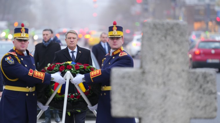 Iohannis megkoszorúzta az 1989-es forradalom áldozatainak emlékművét a bukaresti Egyetem téren