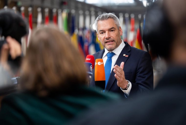 Összeomlottak a koalíciós tárgyalások Ausztriában, Karl Nehammer bejelentette a lemondását
