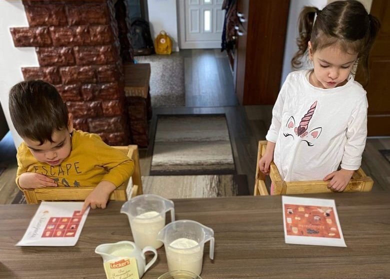 Már egész kiskorban is be lehet vonni a gyerekeket a közös sütés-főzésbe, ünnepi készülődésbe •  Fotó: Kürtiskalács