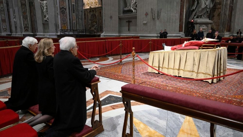 XVI. Benedek emeritus pápa ravatala a Szent Péter-bazilikában •  Fotó: Vatican News