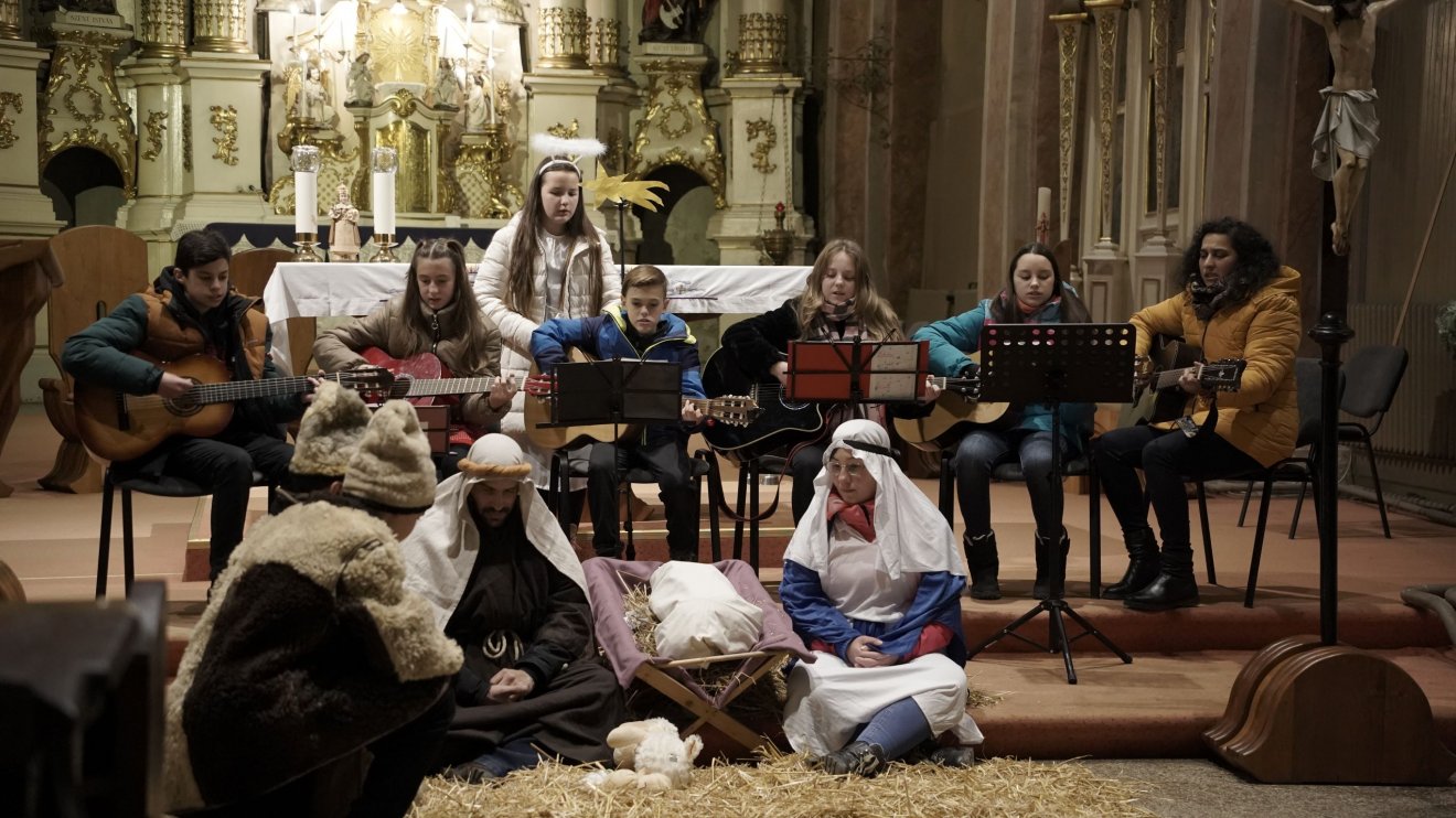 Csíkmenasági fiatalok léptek fel betlehemes előadásukkal karácsony előtt a kolozsvári ferences templomban •  Fotó: Pantea Tibor