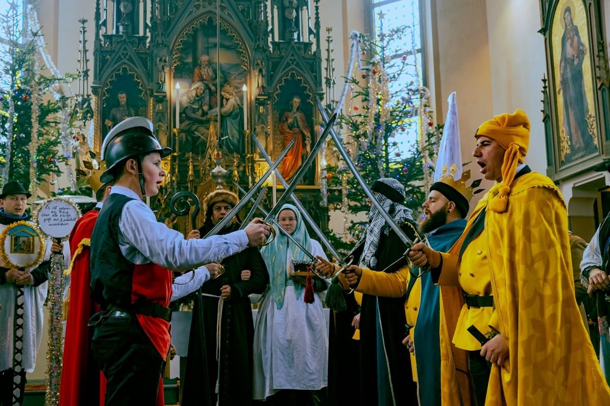 A karácsonyi éjféli misén idén is bemutatták a Heródes-játékokat a felsővisói római katolikus templomban •  Fotó: Zipser Forum - Viseu de Sus