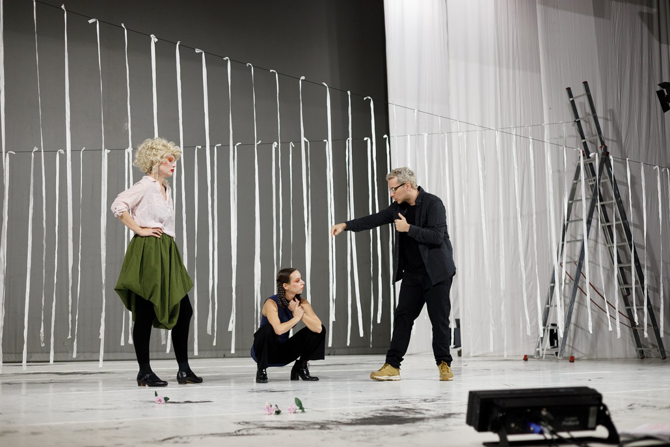 Tasnádi-Sáhy Noémi, Kocsis Anna és Botos Bálint rendező a Figaro házassága című váradi előadás próbáján •  Fotó: Vigh László Miklós/Szigligeti Színház