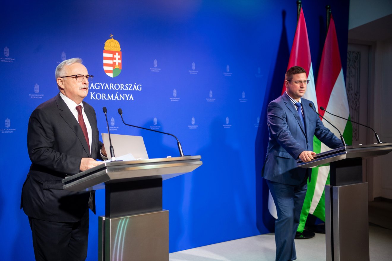 Stop árstop. Gulyás Gergely Miniszterelnökséget vezető miniszter és Hernádi Zsolt, a MOL elnök-vezérigazgatója bejelenti az ársapka kivezetését •  Fotó: MTI/Balogh Zoltán