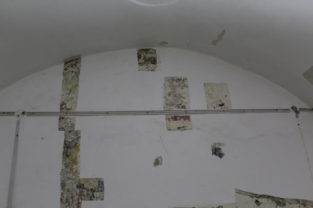 A restaurátorok által nyitott kutatóablakokból egyelőre nem lehet kiolvasni a feliratok egészét •  Fotó: Kiss Lóránd