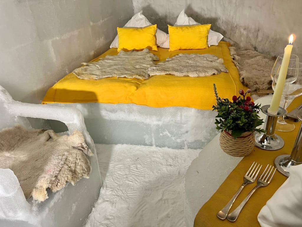 Mind a szobák, mind azok bútorzata a Bâlea-tó jegéből kivágott kockákból épült •  Fotó: Hotel Of Ice Romania/Facebook