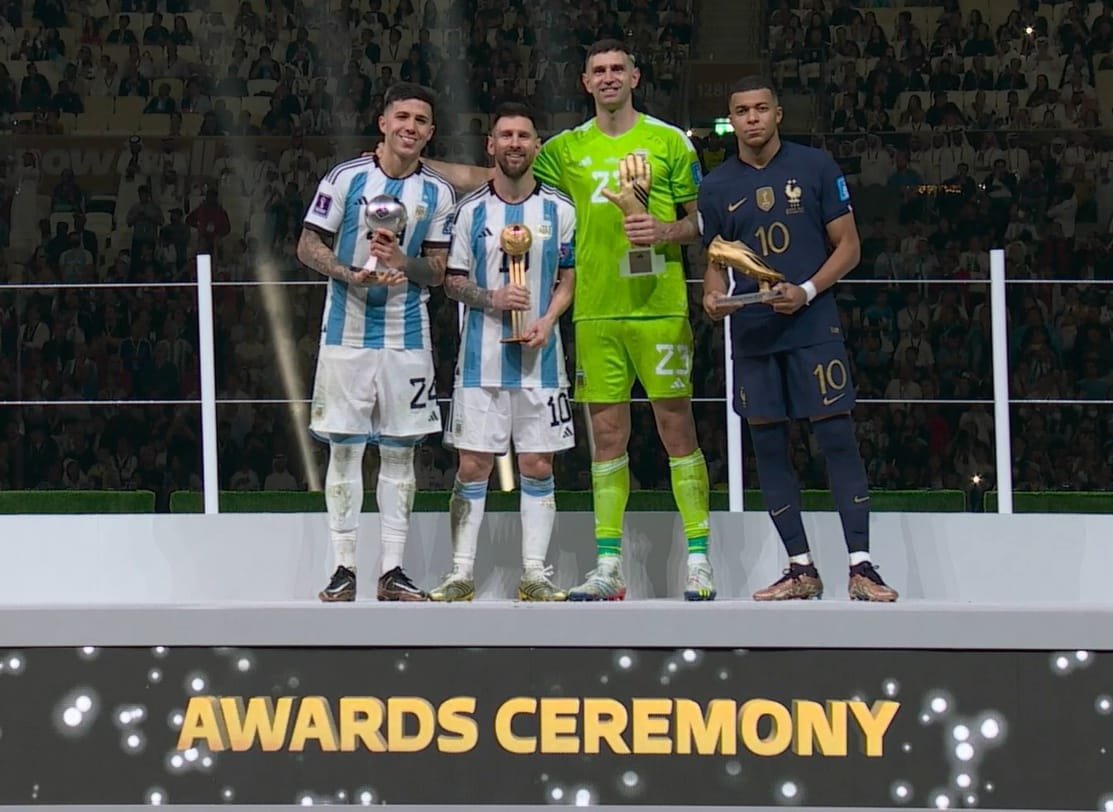 Kiválók a legjobbak között: Enzo Fernandez lett a legjobb fiatal játékos, Lionel Messi kapta az aranylabdát, Emiliano Martinez lett a legjobb kapus, míg Kylian Mbappe szerezte meg a gólkirályi címet a katari tornán •  Fotó: Argentin Labdarúgó-szövetség