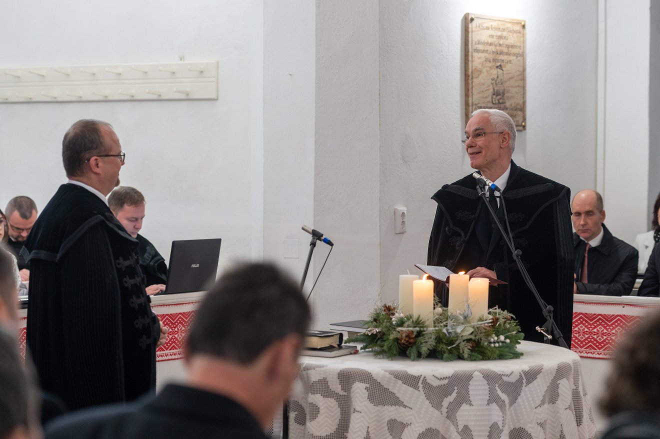 Balog Zoltán püspök, a Generális Konvent elnöke (jobbra) „multifokális szemüveget” kívánt a püspöki szolgálathoz Bogdán Szabolcs Jánosnak •  Fotó: MTI/Kiss Gábor