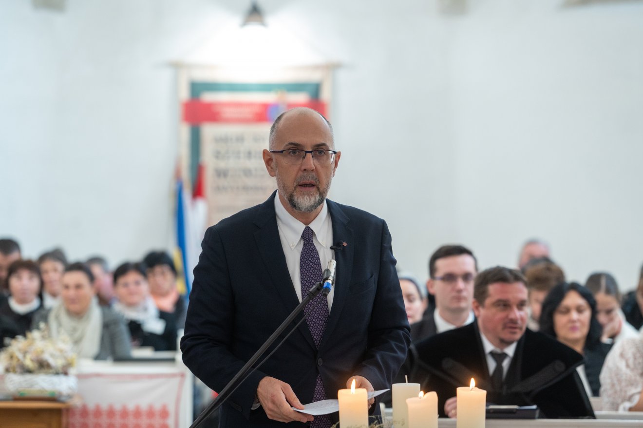 Kelemen Hunor RMDSZ-elnök támogatásáról biztosította a beiktatott új püspököt •  Fotó: MTI/Kiss Gábor