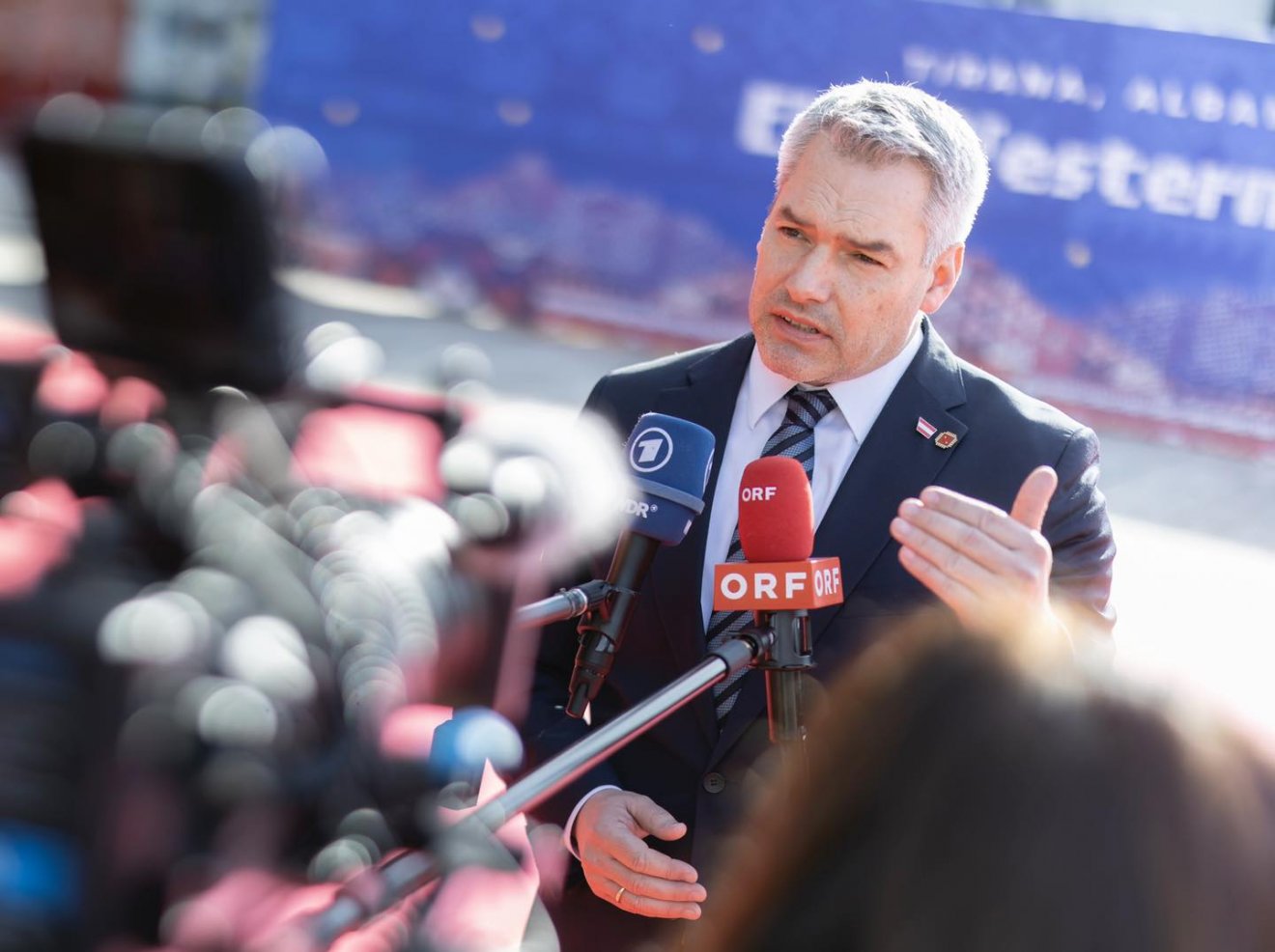 Karl Nehammer osztrák kancellár továbbra is Romániát okolja az illegális migrációért •  Fotó: Karl Nehammer/Facebook