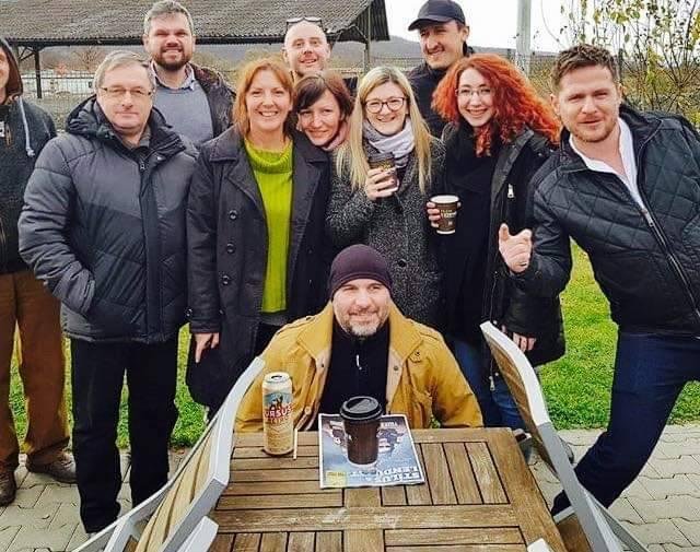 Útközben. Az is előfordult, hogy a Krónika szerkesztősége Székelyföldre utazott •  Fotó: Krónika/Archív