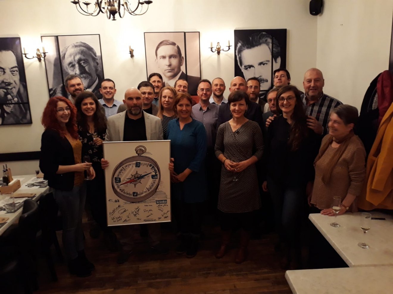 Mindenki egyért, egy mindenkiért. Munkatársak ünneplik a Krónika huszadik születésnapját 2019-ben •  Fotó: Krónika/Archív