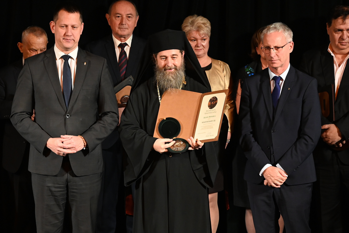 A Magyarországi Román Ortodox Egyházmegye püspöke (középen), miután átvette a Nemzetiségekért Díjat a budapesti Bolgár Művelődési Házban •  Fotó: MTI/Máthé Zoltán