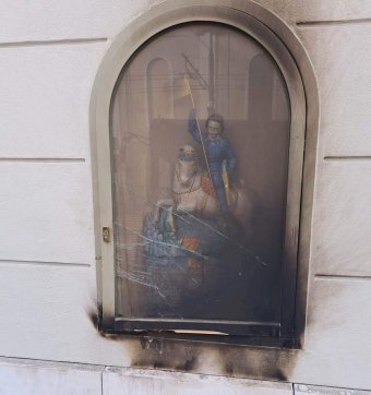 Petárdával rongálhatták meg a kolozsvári Mauksch-Hintz-ház Szent György-szobrának védőüvegét