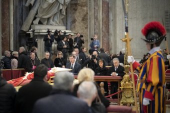 Orbán Viktor lerótta kegyeletét XVI. Benedek nyugalmazott pápa ravatalánál