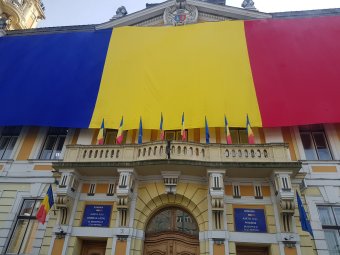 Trikolórból is a méret a lényeg? Funar elégedett lehet a kolozsvári városháza látványával