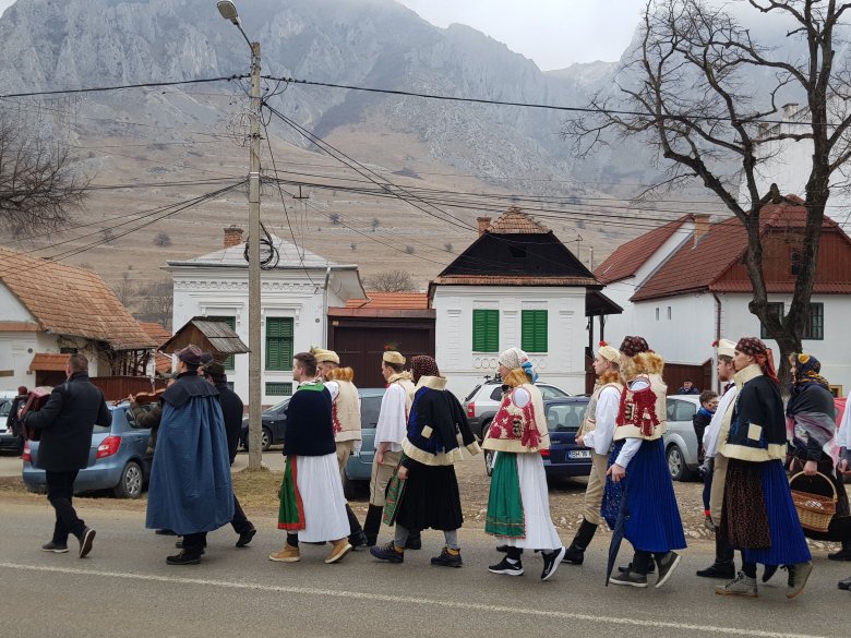 Sok a turista. A felújított torckói házak között egymást érik a közösségi rendezvények •  Fotó: Rostás Szabolcs