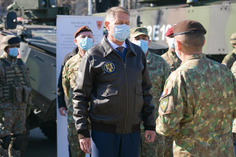 Iohannis a nemzetközi dandár előtt: a régió biztonsági helyzete igazolja, hogy szükségesek a NATO-intézkedések