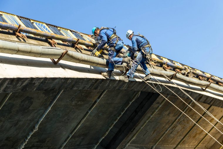 Aki tizenegy emeletes épületekre sem fél felmászni – Az ipari alpinizmus kihívásairól és szépségeiről