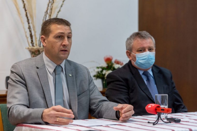 Nem bíznák a Román Postára: a külhoniak választási részvételéről tájékoztatott az NVI elnöke Kolozsváron