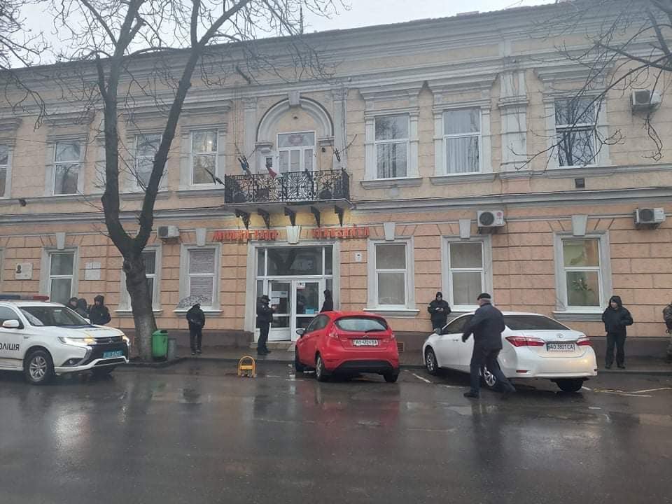 Az emberek minden lépését figyelik, nem hagyják, hogy bárki boltokat fosszon ki, vagy üresen hagyott lakásokba törjön be. •  Fotó: Babják Zoltán/Facebook