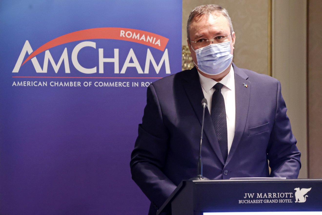 A miniszterelnök a román-amerikai kereskedelmi kamara (AmCham Románia) keddi gazdasági fóruma után nyilatkozott a sajtónak •  Fotó: gov.ro