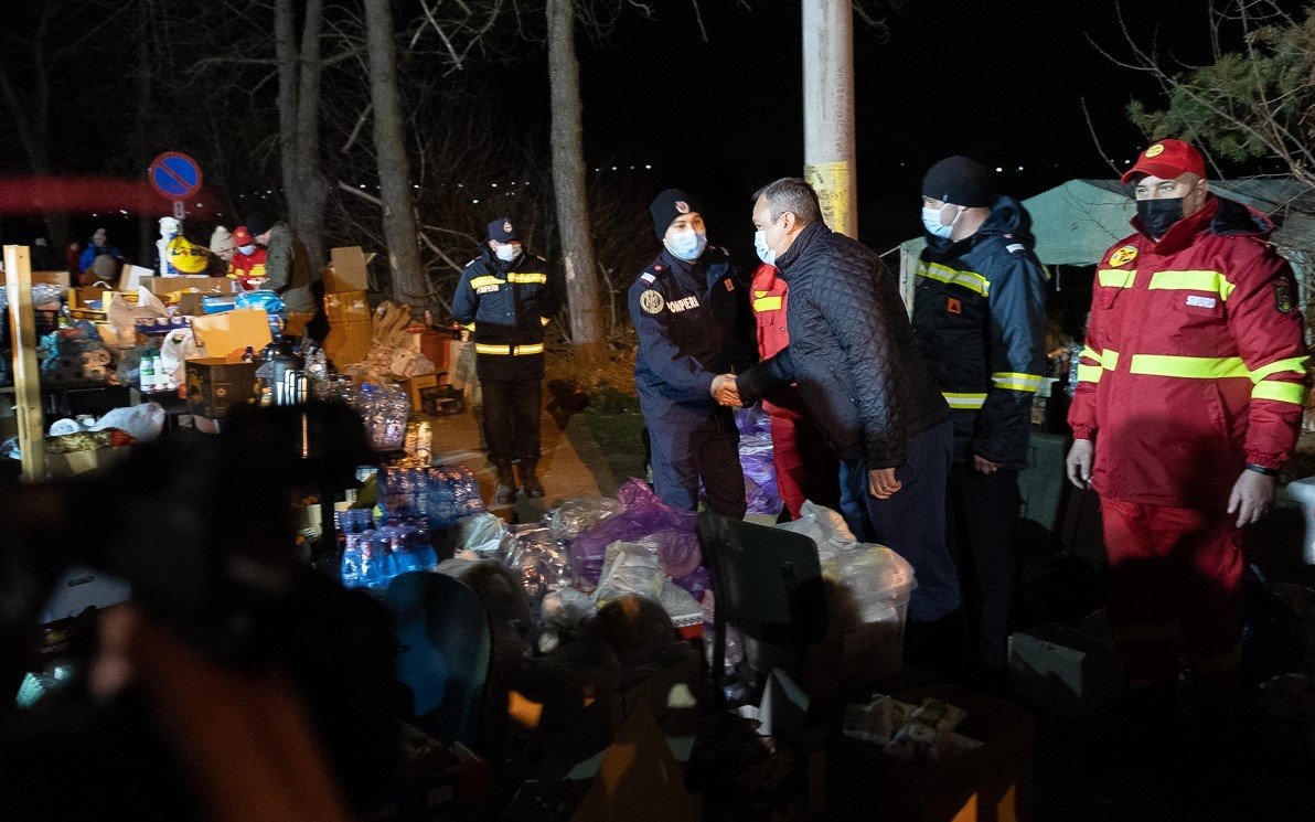 Nicolae Ciucă kormányfő megköszönte az önkéntesek munkáját, akik élelemmel várták az ukrán állampolgárokat •  Fotó: Gov.ro