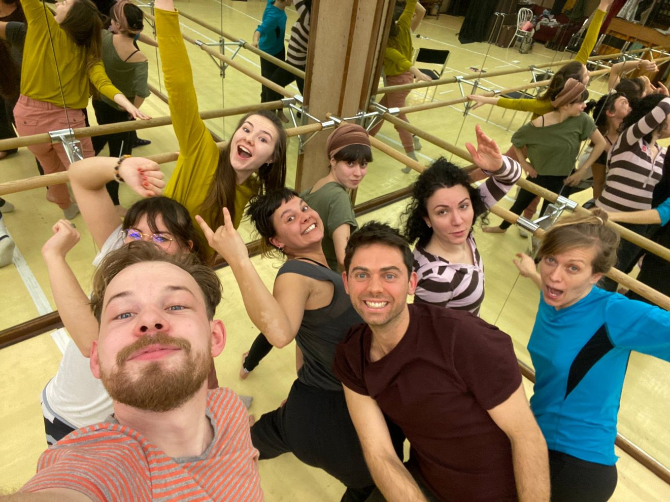 Jelenleg egy tantermi előadáson dolgozik a színészekből és dramaturgokból álló önkéntes csapat: Varga Péter, Kedves Kriszta, Tatár Zsuzsa, Kállai Ákos, Borsos Luca, Fazakas Réka, Szemessy Kinga és Szántusz Noémi • Fotó: Facebook/ Érted