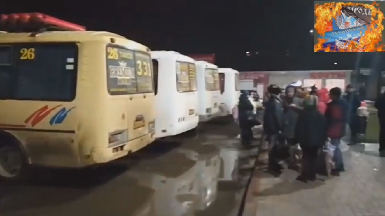 Autóbusz-pályaudvaron várnak elszállításukra a szakadár területen élő civilek a Donyec-medencében •  Fotó: Videófelvétel