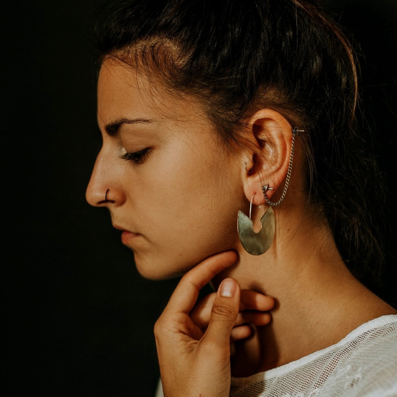 Gábor Anita főként rézből és fából készíti egyedi ékszereit •  Fotó: Facebook/Roods