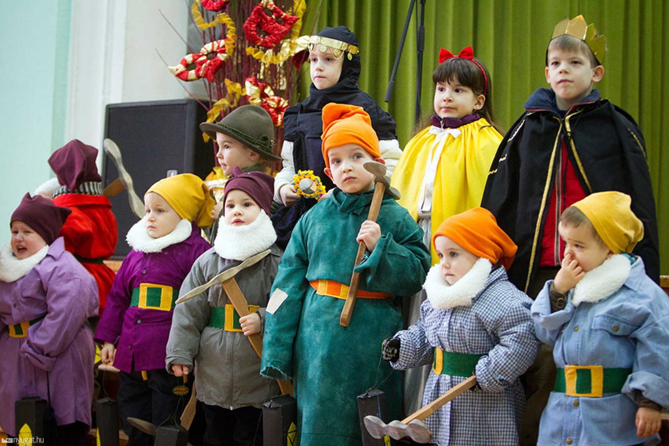 A gyerekek gyakran kedvenc mesefigurájuk jelmezét öltik magukra •  Fotó: nyugat.hu