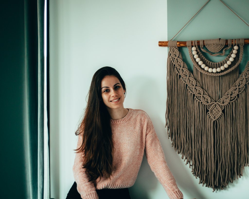 Kádár Hanga főállású közgazdász szabadidejében különleges makramé-tárgyakat készít •  Fotó: Facebook/Hanga Macrame