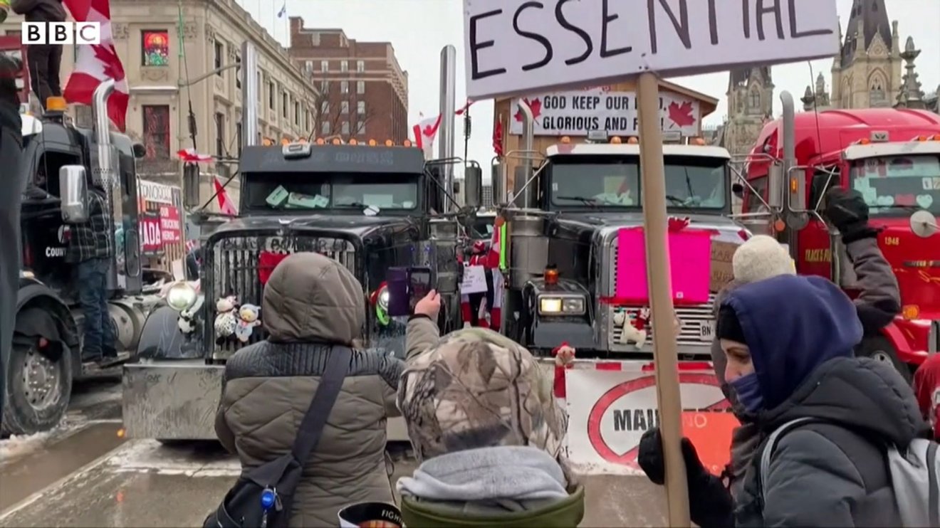 A sofőrök és a szimpatizánsok az ottawai törvényhozás épülete előtt táboroztak le •  Fotó: Képernyőmentés
