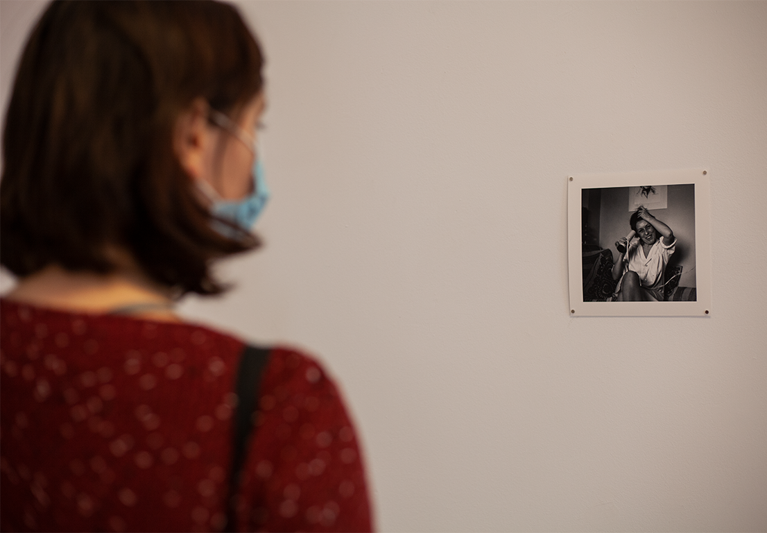 Az 1970-es, 80-as években készült fotók kis méretűek, ezáltal is az intimitást sugallja a kolozsvári kiállítás • Fotó: Zoltán Ildikó