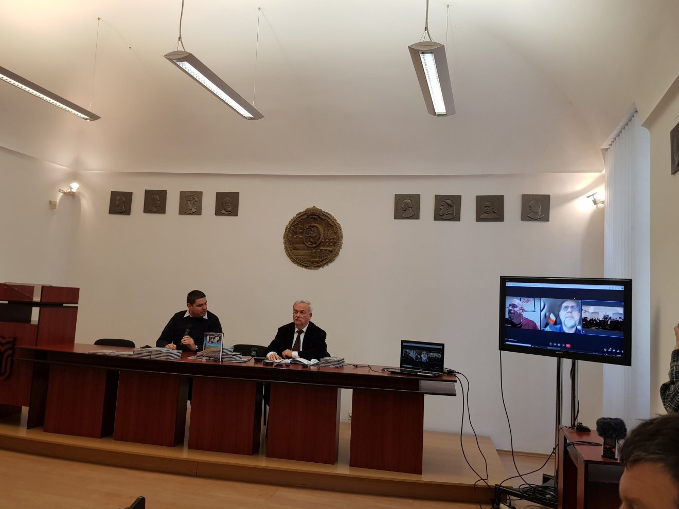 Veress Emőd jogász, egyetemi oktató és Kató Béla püspök személyesen, Markó Attila és Kelemen Hunor online formában vett részt a könyvbemutatón •  Fotó: Rostás Szabolcs