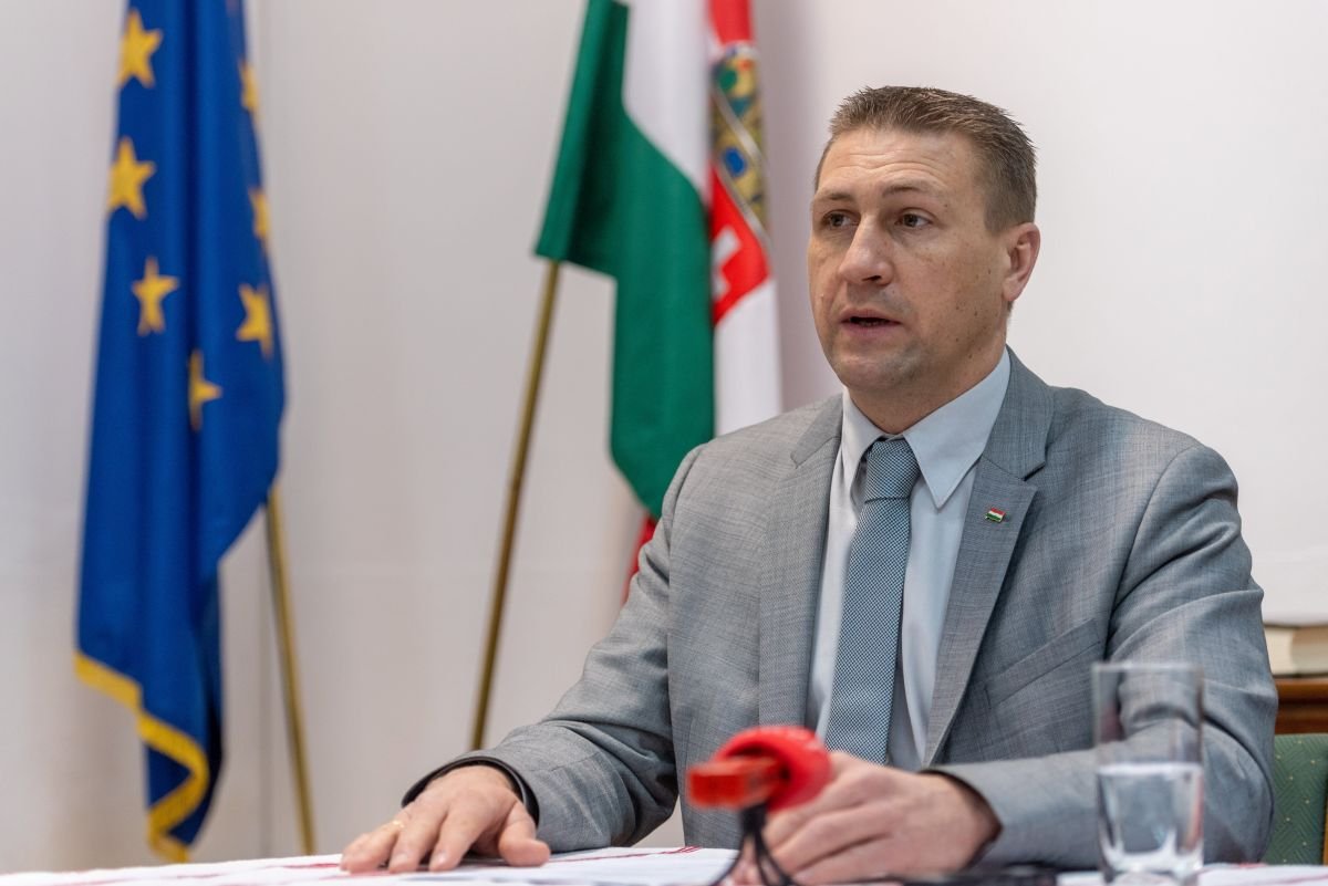 Nagy Attila: a levélszavazatot a választópolgár kapja meg, az ő felelőssége leadni a szavazatát és lezárni a belső borítékot •  Fotó: MTI/Kiss Gábor