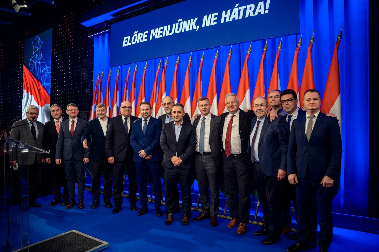 Külhoni magyar politikusok Semjén Zsolt kormányfőhelyettessel és Potápi Árpád János államtitkárral a budapesti kampánynyitó eseményen •  Fotó: Fidesz/Facebook