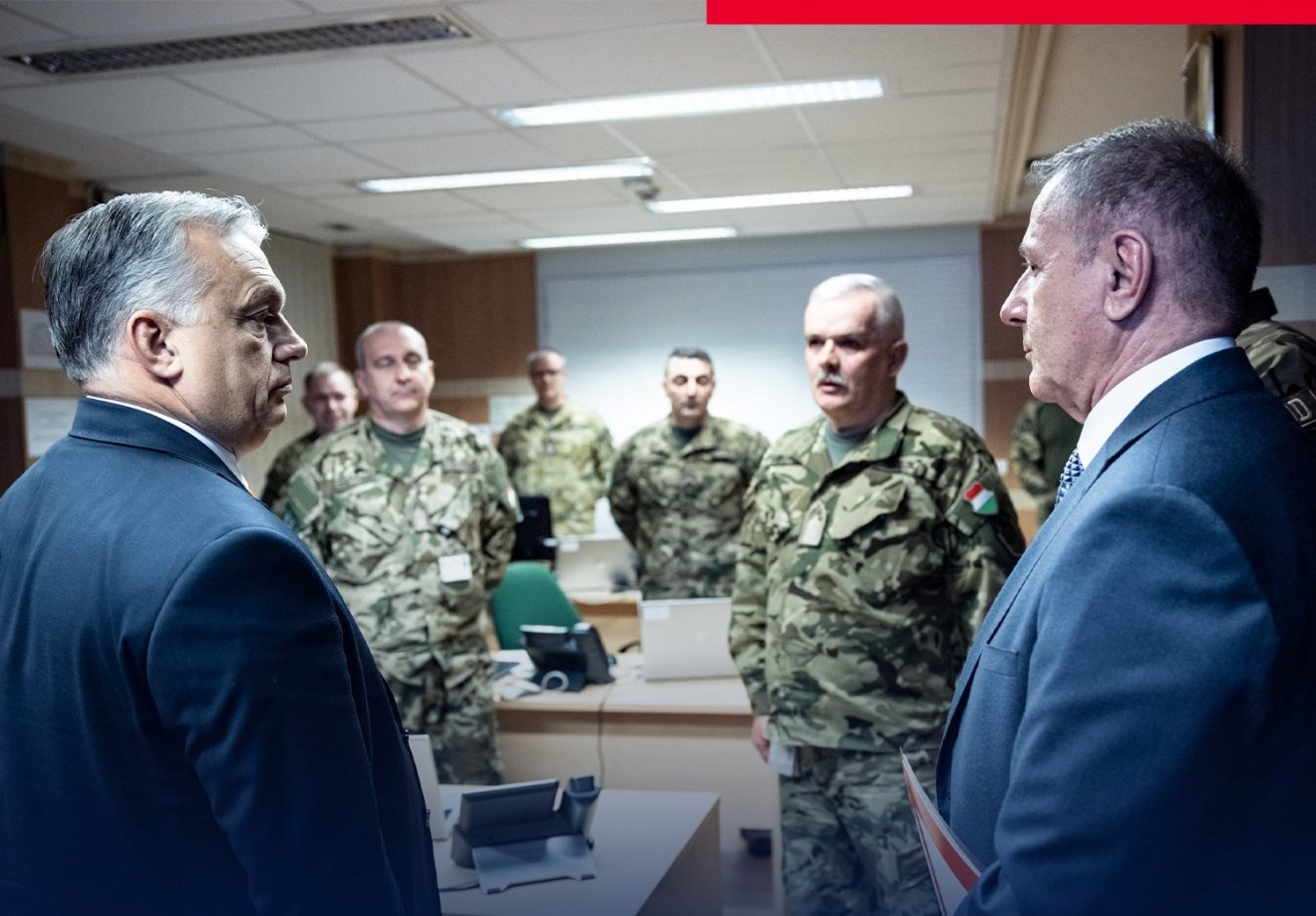 Orbán Viktor miniszterelnök és Benkő Tibor honvédelmi miniszter a Magyar Honvédség Integrált Műveleti Központjában •  Fotó: Orbán Viktor/Facebook