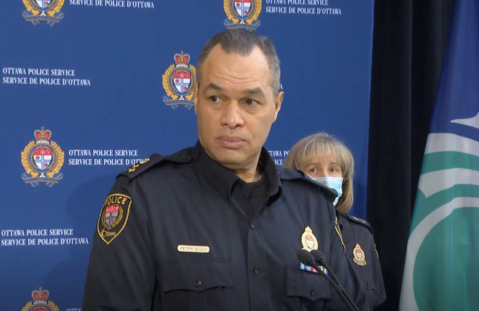 A kanadai fővárosban sokan kikeltek a Peter Sloly vezette rendőrség tehetetlensége ellen •  Fotó: Képernyőmentés