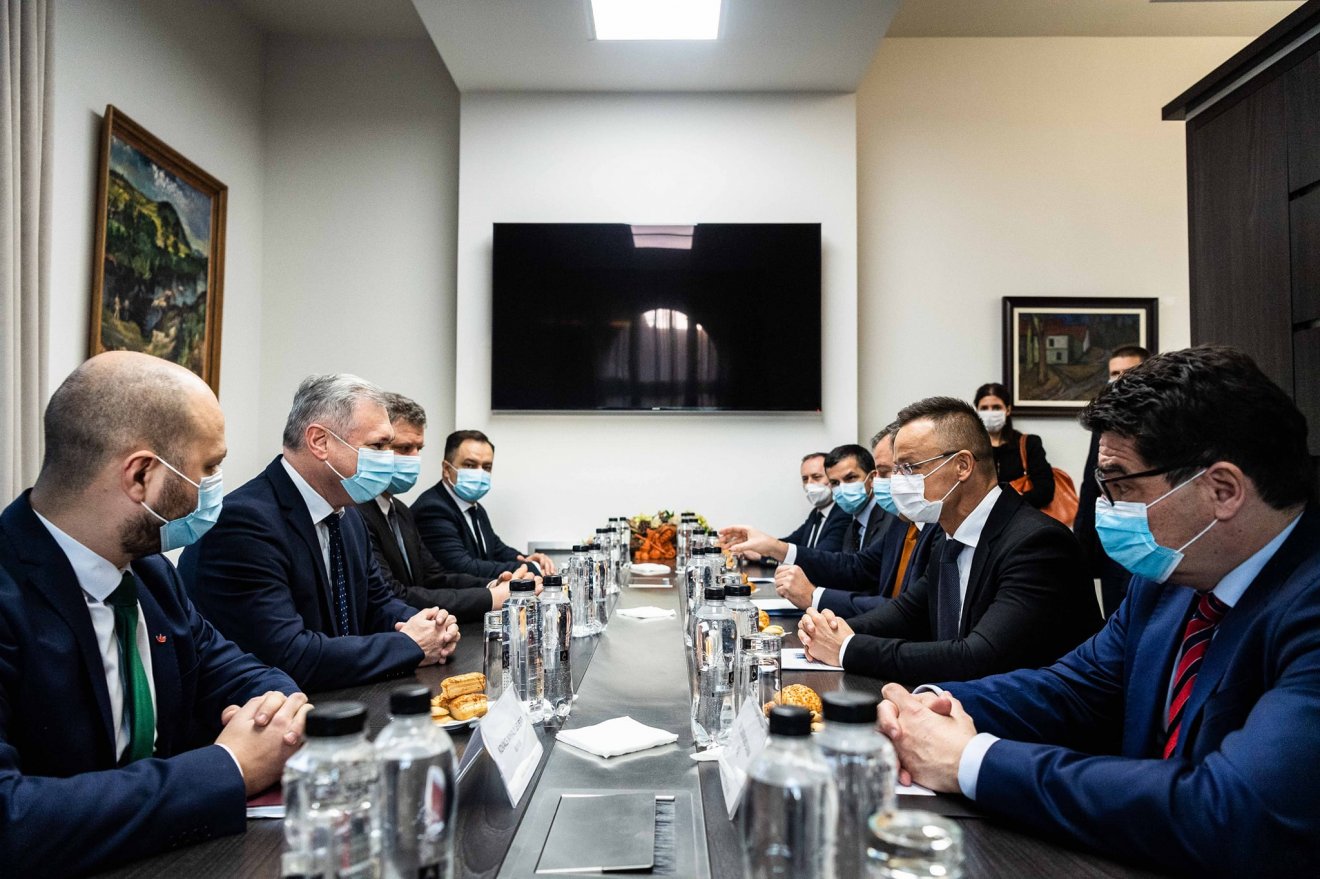 Maros megyei önkormányzati vezetőkkel folytat megbeszélést a miniszter •  Fotó: Facebook/Szijjártó Péter