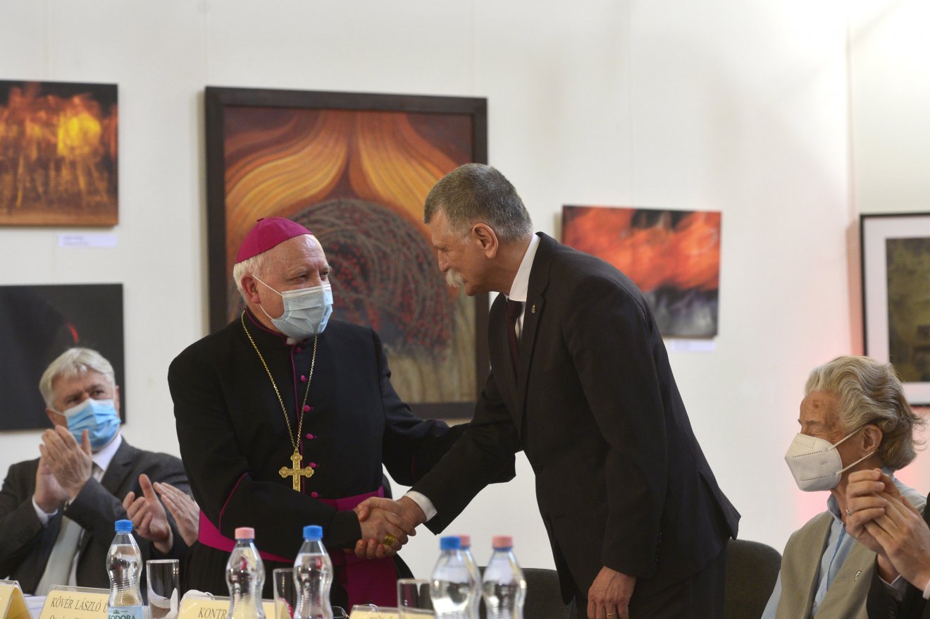 Kövér László, az Országgyűlés elnöke gratulál Tamás József nyugalmazott segédpüspöknek •  Fotó: MTI/Kovács Attila