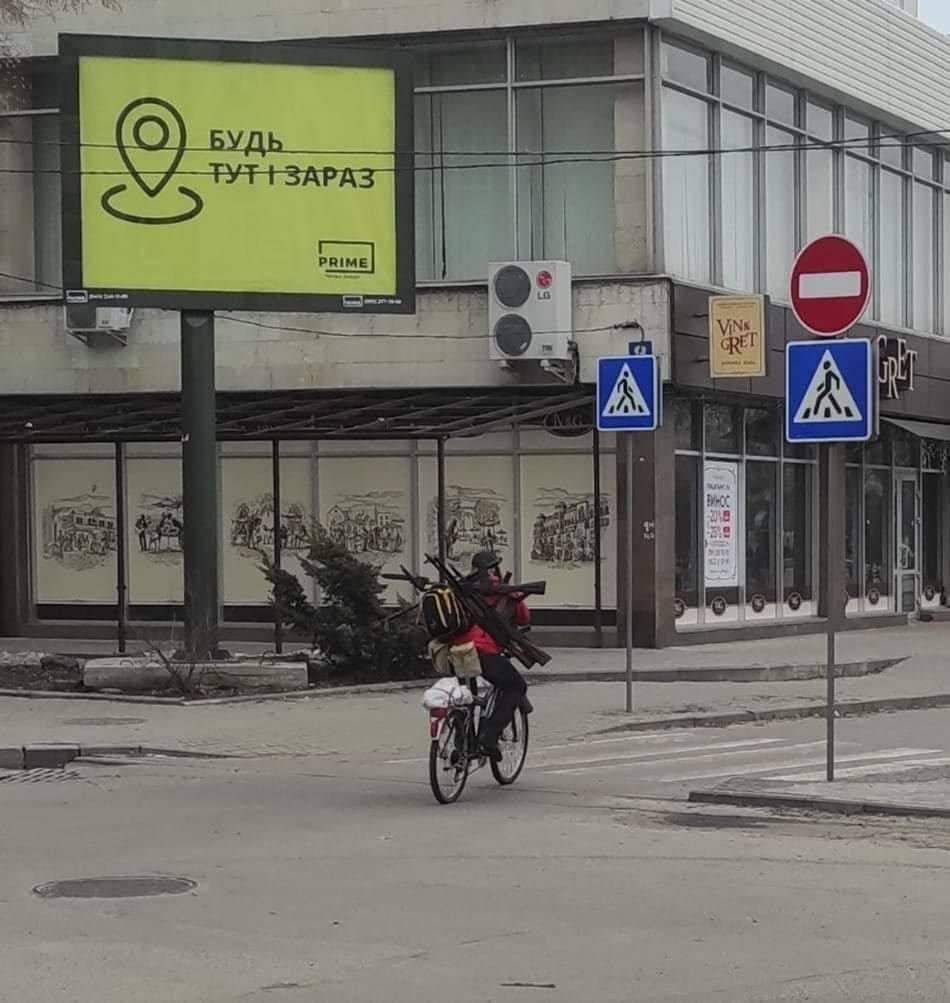 Ukrán férfi kézifegyverekkel Kijevben &bullet;  Fotó: Nexta/Twitter