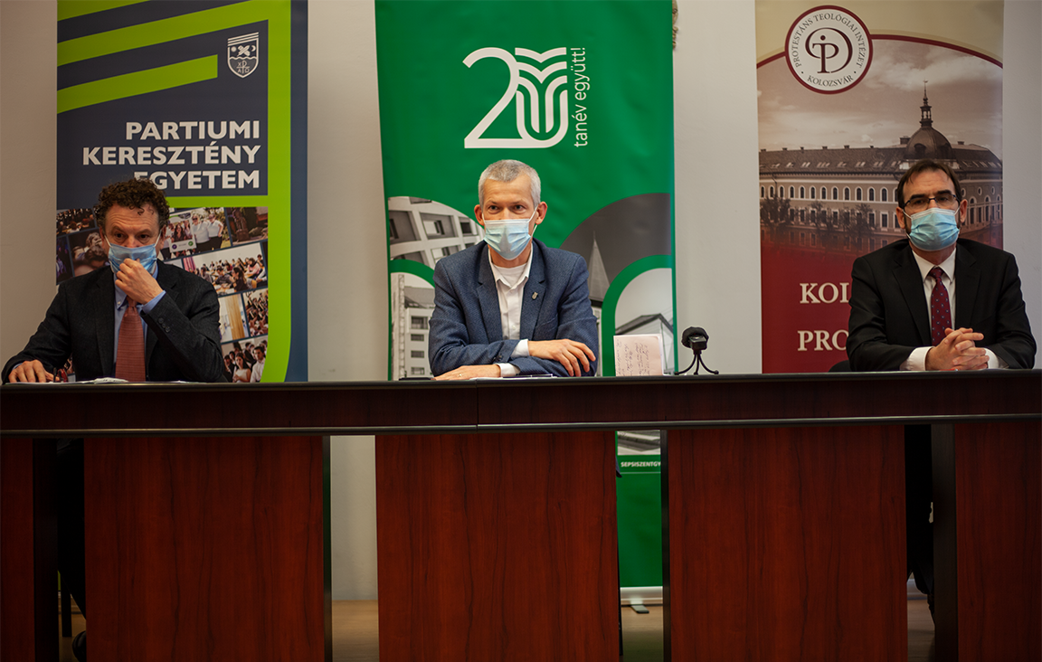 Pálfi József, Tonk Márton és Kolumbán Vilmos József rektor a szerdai sajtótájékoztatón •  Fotó: Zoltán Ildikó