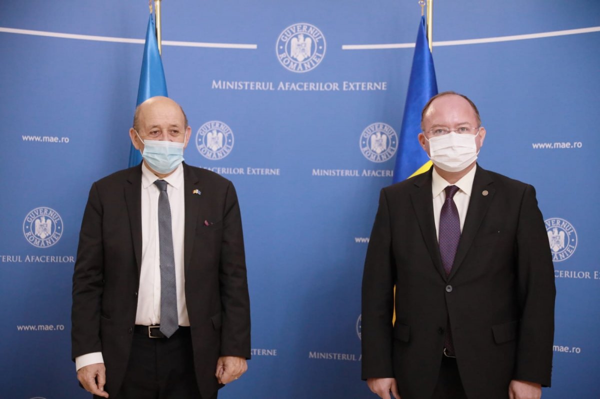 Jean-Yves Le Drian francia külügyminiszter hivatali kollégájával, Bogdan Aurescuval tartott közös sajtótájékoztatót Bukarestben •  Fotó: mae.ro