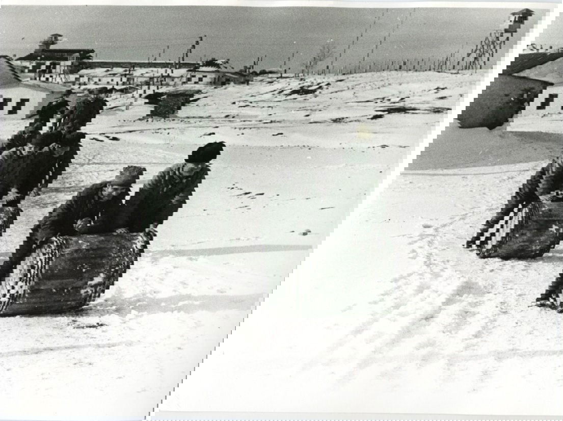 Sok erdélyi hadifoglyot hiába vártak haza szeretteik. Konyhaügyeletes magyar munkaszolgálatosok az őrtorony árnyékában a Szovjetunióban, 1941 •  Fotó: katonahoseink.militaria.hu