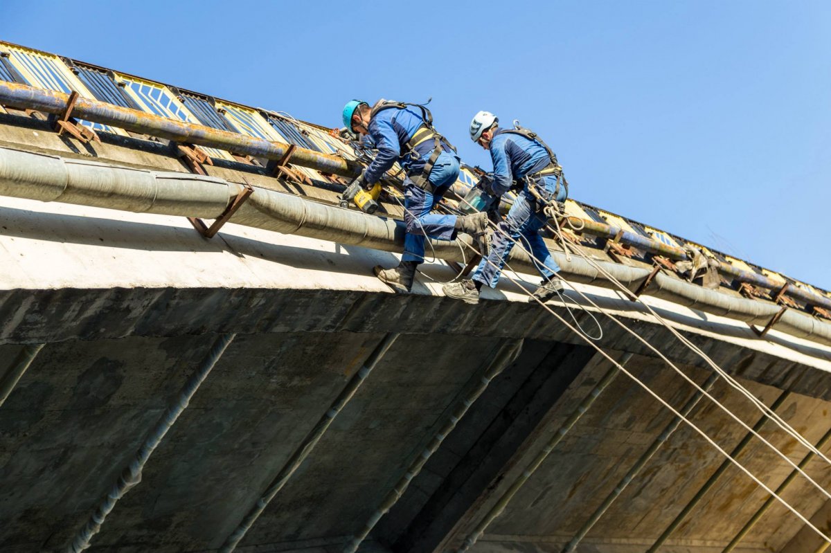 Az ipari alpinisták munkája során a legkisebb figyelmetlenség is végzetes lehet •  Fotó: Facebook/alpinbist.ro