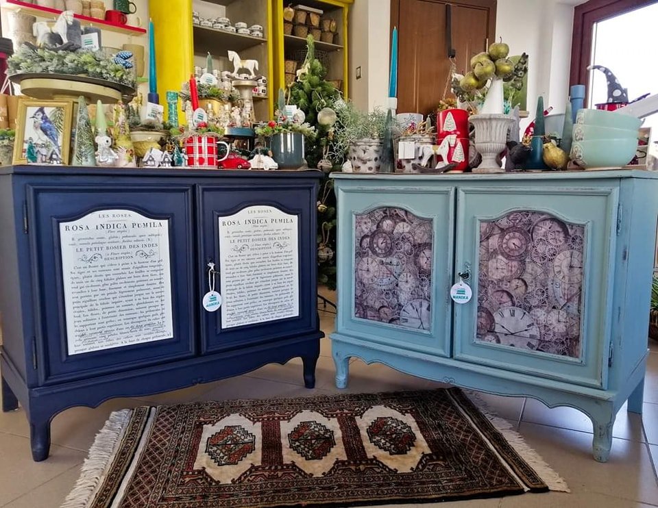 A nagyváradi Karikás Noémi vallja, hogy átfestéssel lehet időtállóan rendbe hozni, felújítani bútorokat otthon is •  Fotó: Karikás Noémi/Facebook