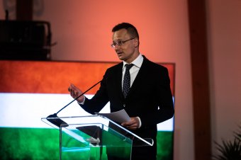 Szijjártó: a történelmi ismeretek teljes hiányára vall a Nagy-Magyarországot ábrázoló zászlók elleni feljelentés